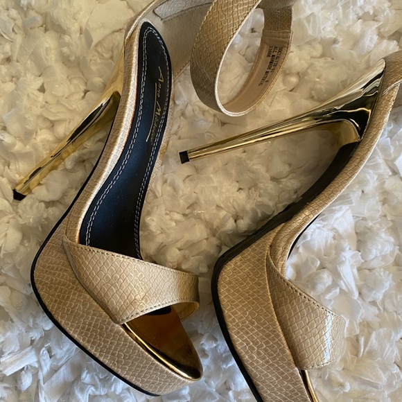 Beige and gold heels - Picture 9 of 9